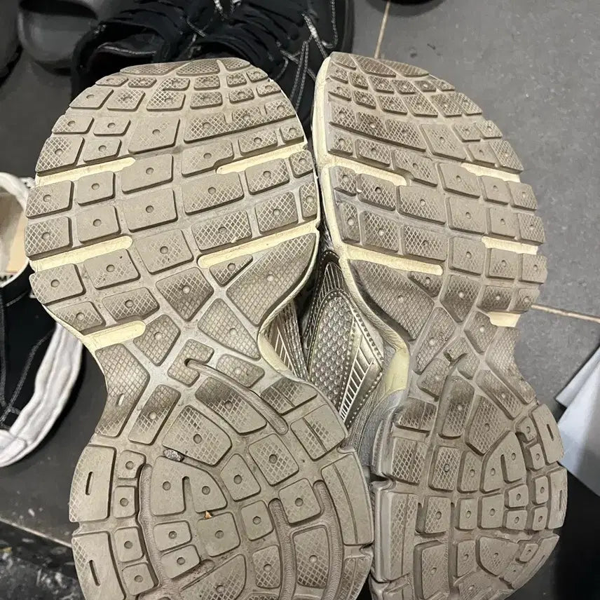 [BUNJANG] Balenciaga 3XL Eggshell / 발렌시아가 3xl 37 에그쉘