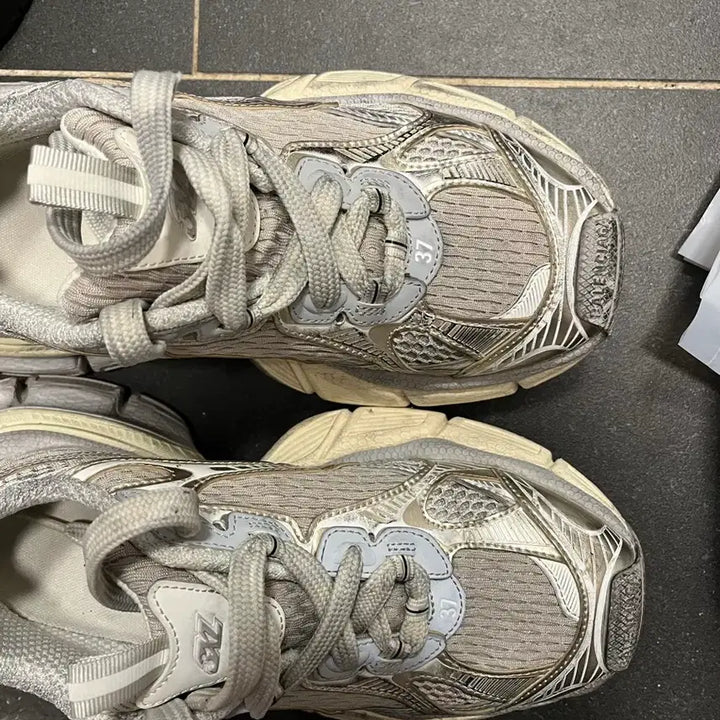 [BUNJANG] Balenciaga 3XL Eggshell / 발렌시아가 3xl 37 에그쉘