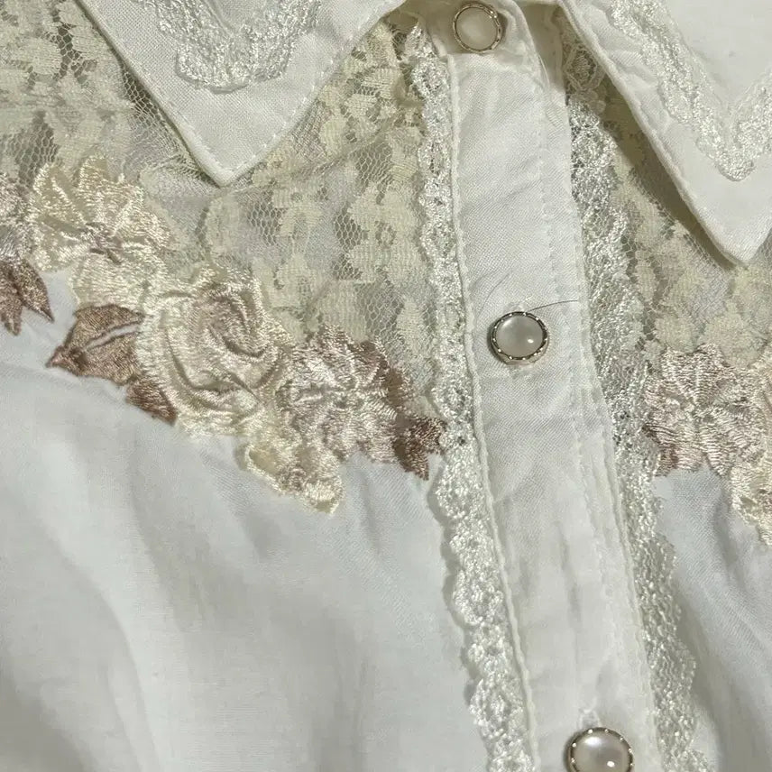 [BUNJANG] Axizfarm Sheer White Lace Embroidered Blouse / 엑시즈팜 시스루 화이트레이스 자수 블라우스 로걀 라떼갸루