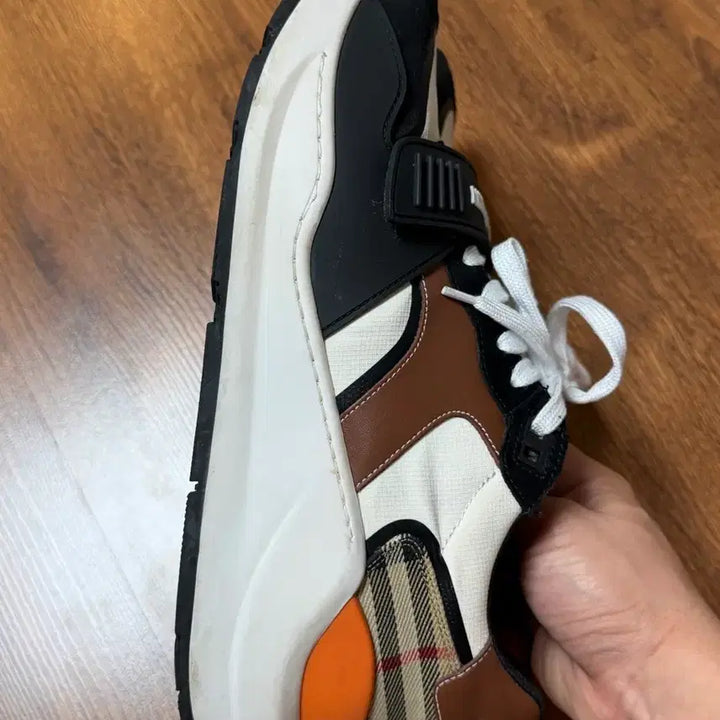 [BUNJANG] Burberry Archive Sneakers / 버버리 스니커즈 블랙아카이브 베이지