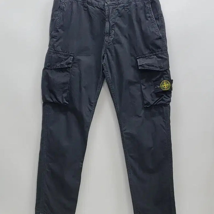 [BUNJANG] Stone Island 21SS Logo Patch Cargo Pants / 스톤아일랜드 21SS 로고 패치 와펜 카고 팬츠 / 남 84 매장판 블랙