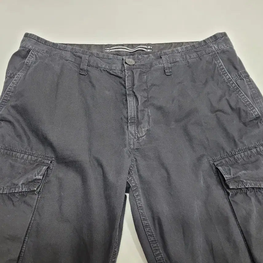 [BUNJANG] Stone Island 21SS Logo Patch Cargo Pants / 스톤아일랜드 21SS 로고 패치 와펜 카고 팬츠 / 남 84 매장판 블랙