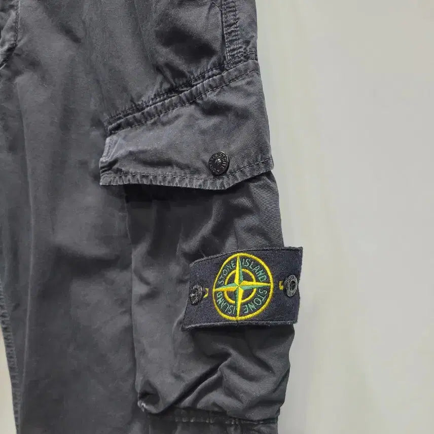 [BUNJANG] Stone Island 21SS Logo Patch Cargo Pants / 스톤아일랜드 21SS 로고 패치 와펜 카고 팬츠 / 남 84 매장판 블랙