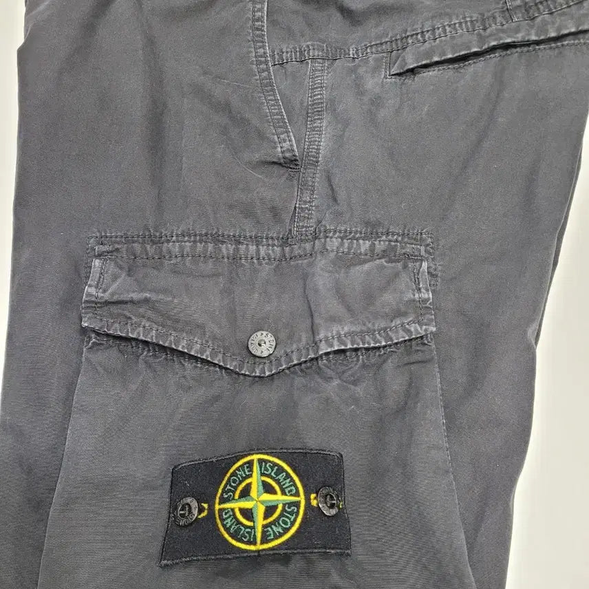 [BUNJANG] Stone Island 21SS Logo Patch Cargo Pants / 스톤아일랜드 21SS 로고 패치 와펜 카고 팬츠 / 남 84 매장판 블랙
