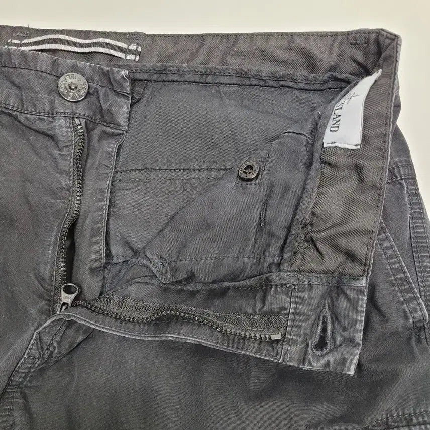 [BUNJANG] Stone Island 21SS Logo Patch Cargo Pants / 스톤아일랜드 21SS 로고 패치 와펜 카고 팬츠 / 남 84 매장판 블랙