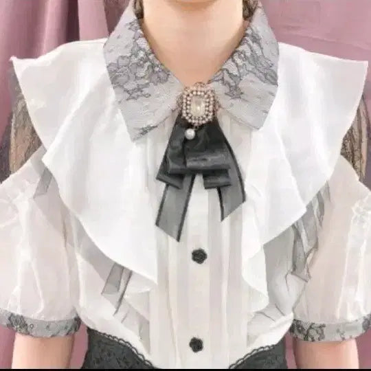 [BUNJANG] Rosita Off-Shoulder Blouse White / 로지타 어깨트임 블라우스 화이트