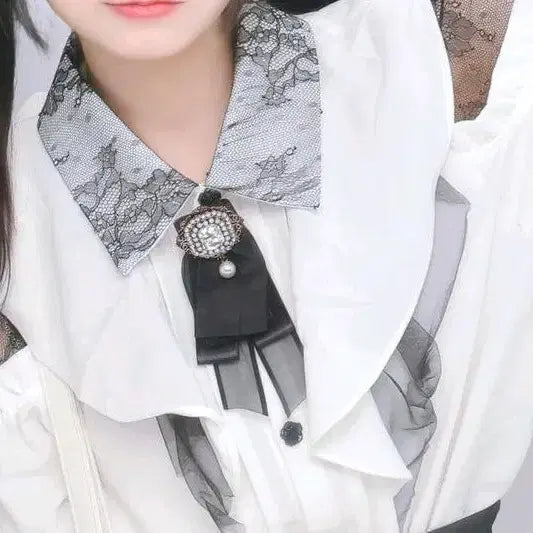 [BUNJANG] Rosita Off-Shoulder Blouse White / 로지타 어깨트임 블라우스 화이트