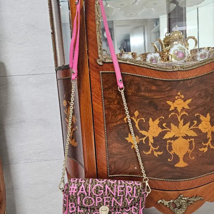 [BUNJANG] Aigner Logo Crossbody Bag Pink Lettering Chain Strap / 아이그너 크로스백