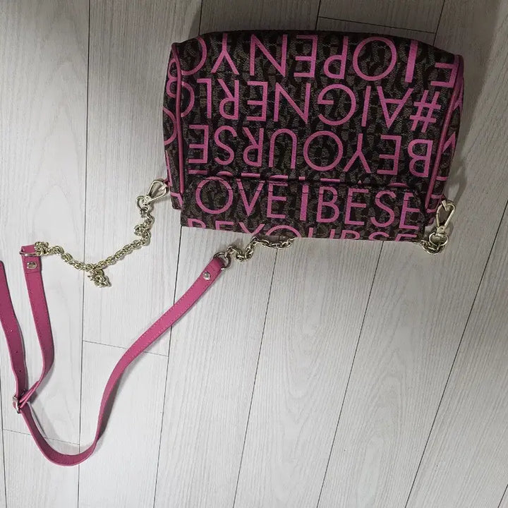 [BUNJANG] Aigner Logo Crossbody Bag Pink Lettering Chain Strap / 아이그너 크로스백