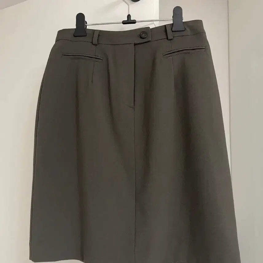 [BUNJANG] Dark Khaki Medium Skirt (Size S) / 다크카키 미디엄 스커트 S