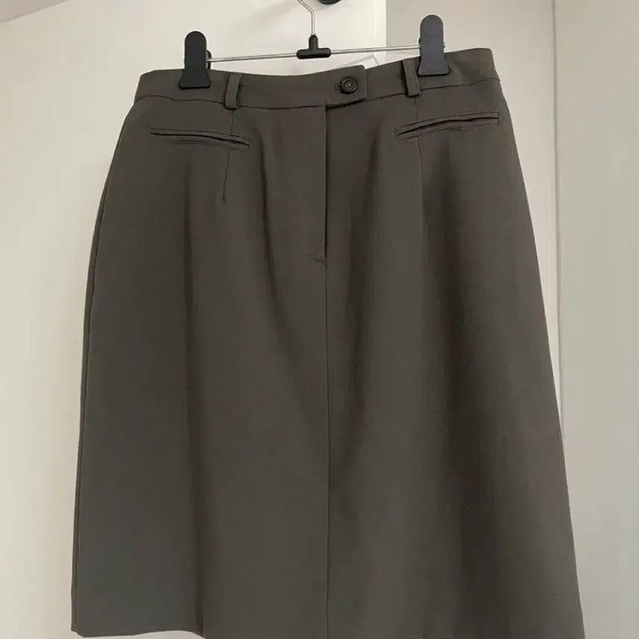[BUNJANG] Dark Khaki Medium Skirt (Size S) / 다크카키 미디엄 스커트 S