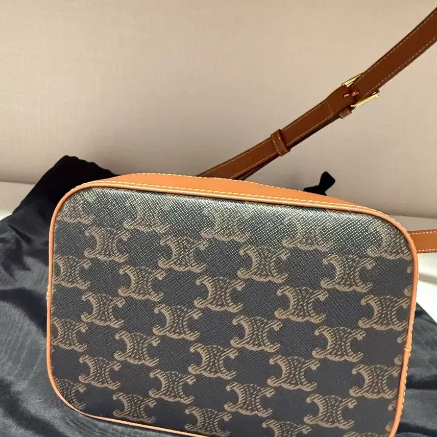 [BUNJANG] Celine Bucket Bag Small / (S급/급매)셀린느 버킷백 스몰 24년 구매