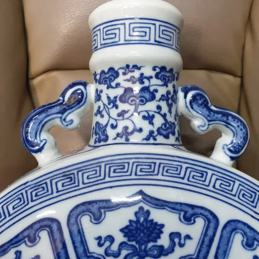 [BUNJANG] Qing Dynasty Qianlong Period Lotus and Eight Treasures Pattern Porcelain Flat Bottle / 청.건륭제기물/연화팔보문.편병