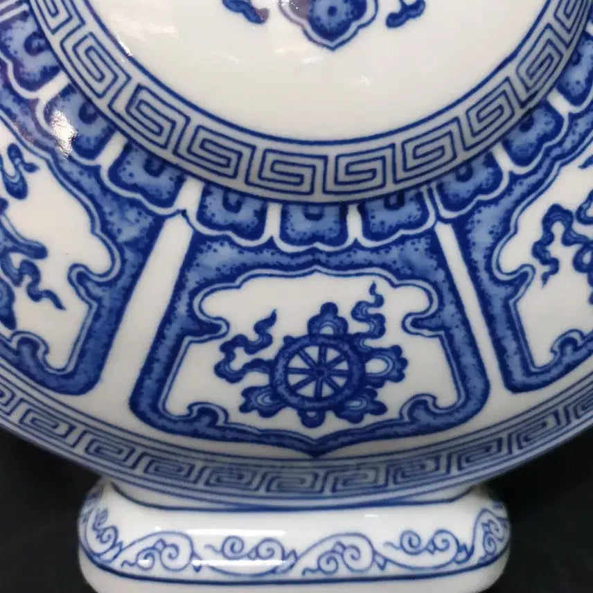 [BUNJANG] Qing Dynasty Qianlong Period Lotus and Eight Treasures Pattern Porcelain Flat Bottle / 청.건륭제기물/연화팔보문.편병