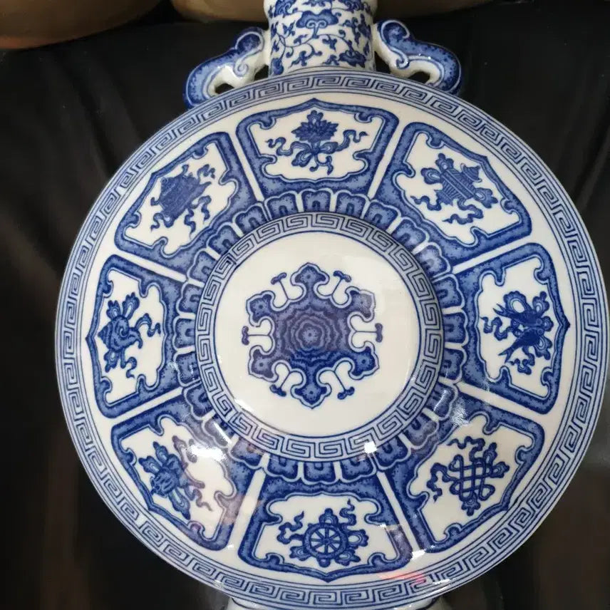 [BUNJANG] Qing Dynasty Qianlong Period Lotus and Eight Treasures Pattern Porcelain Flat Bottle / 청.건륭제기물/연화팔보문.편병