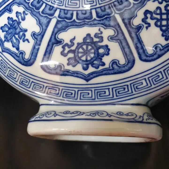 [BUNJANG] Qing Dynasty Qianlong Period Lotus and Eight Treasures Pattern Porcelain Flat Bottle / 청.건륭제기물/연화팔보문.편병
