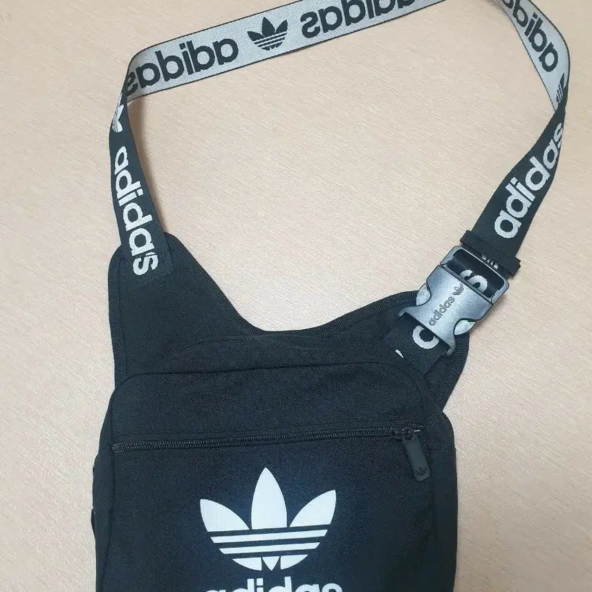 [BUNJANG] Adidas Waist Cross Bag / 아디다스 블랙 웨이스트 크로스백