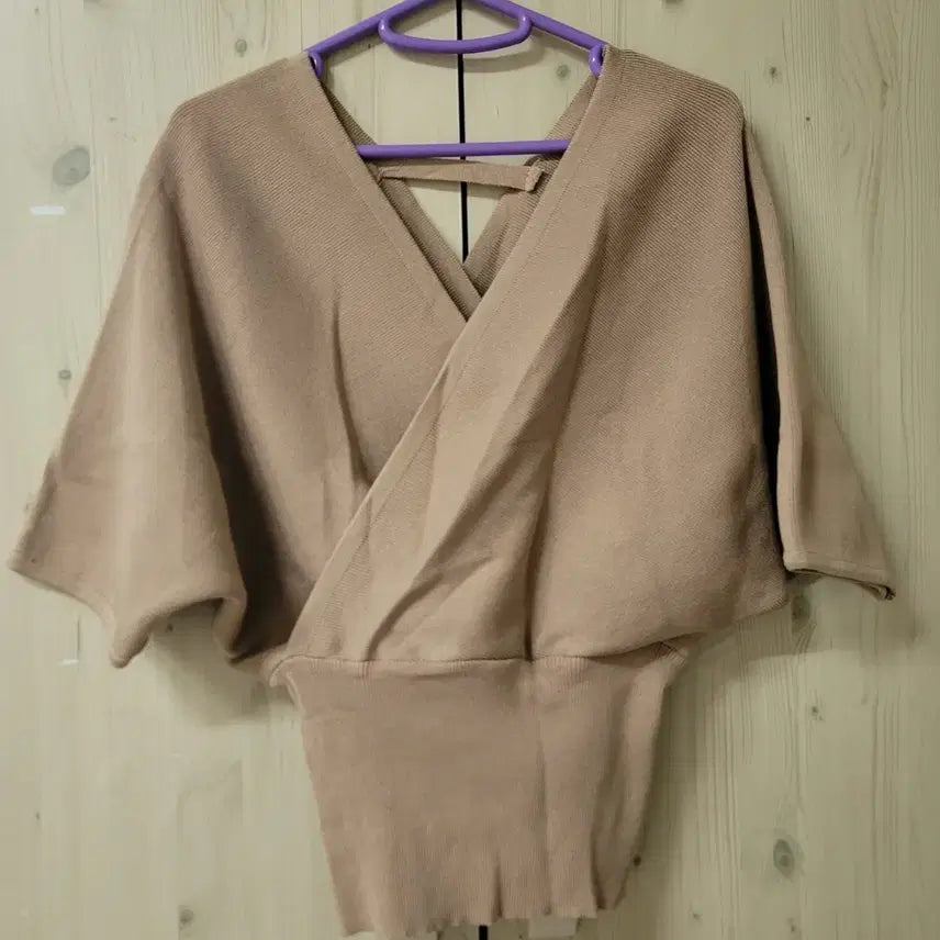 [BUNJANG] Unbranded Beige Wrap Knit Top / 랩 스타일 니트 상의 베이지 Free