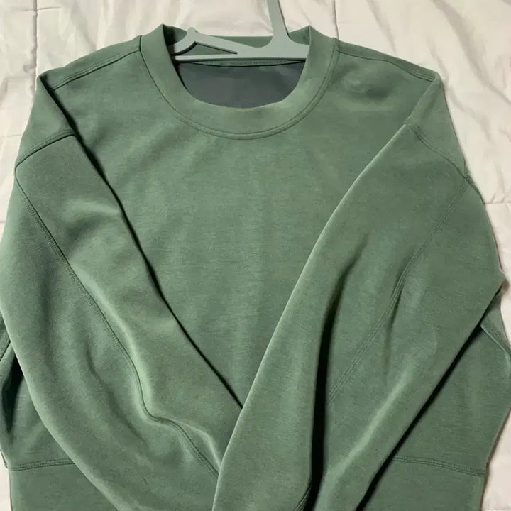 [BUNJANG] Lululemon Khaki Crewneck Sweatshirt Size 4 / 맨투맨카키색룰루레몬4