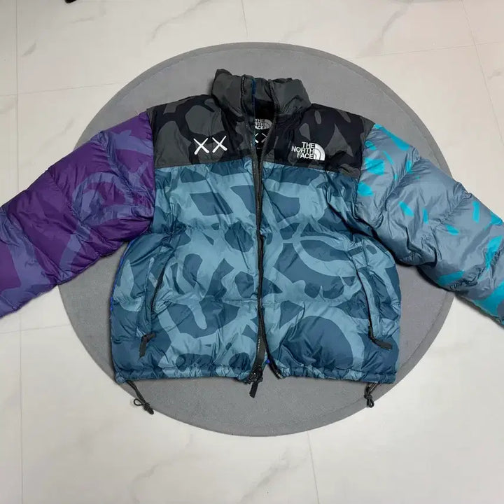 [BUNJANG] KAWS x The North Face Padded Jacket / 급처!새상품급 노스페이스 KAWS 콜라보 패딩