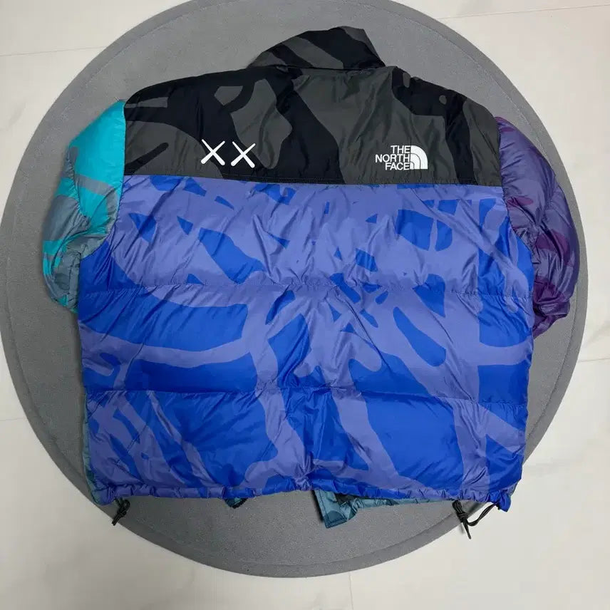 [BUNJANG] KAWS x The North Face Padded Jacket / 급처!새상품급 노스페이스 KAWS 콜라보 패딩