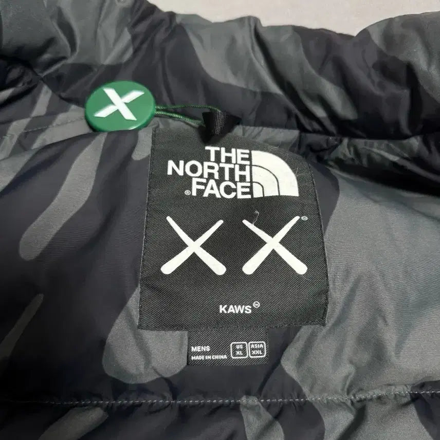 [BUNJANG] KAWS x The North Face Padded Jacket / 급처!새상품급 노스페이스 KAWS 콜라보 패딩