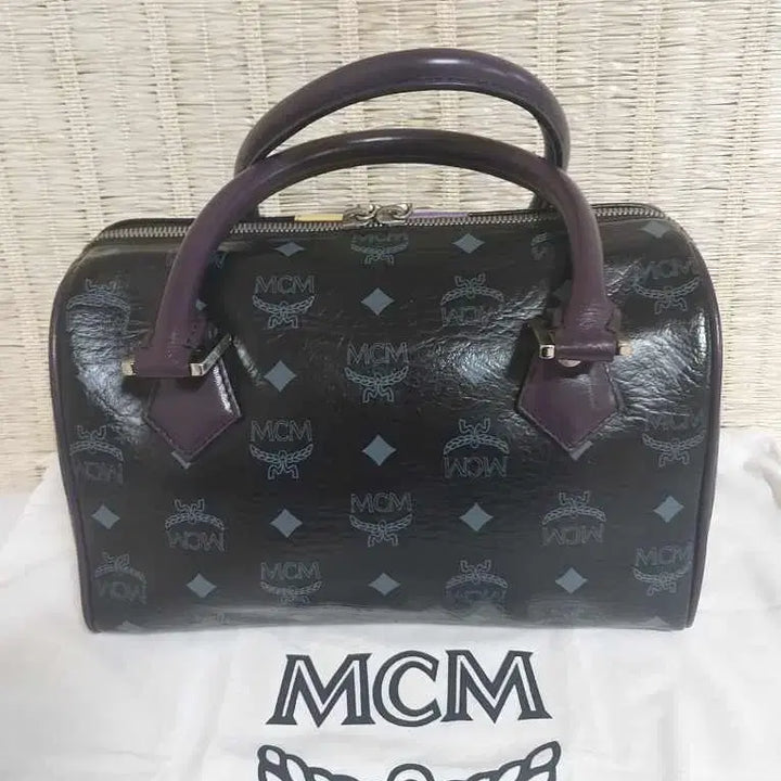 [BUNJANG] MCM Lion Patch Boston Bag / MCM 블랙 보스턴백 라이온 패치 가방