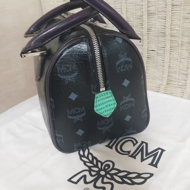 [BUNJANG] MCM Lion Patch Boston Bag / MCM 블랙 보스턴백 라이온 패치 가방