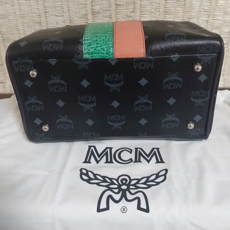 [BUNJANG] MCM Lion Patch Boston Bag / MCM 블랙 보스턴백 라이온 패치 가방