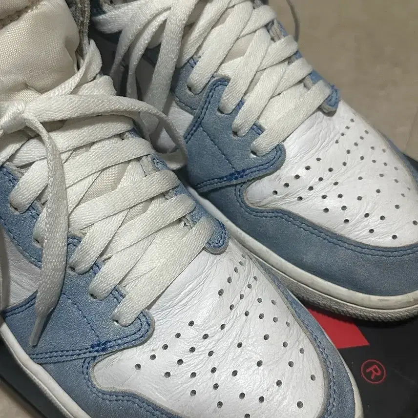 [BUNJANG] Nike Air Jordan 1 High Hyper Royal (Size 270) / 거의새거) 나이키 조던1 하이 하이퍼로얄 270