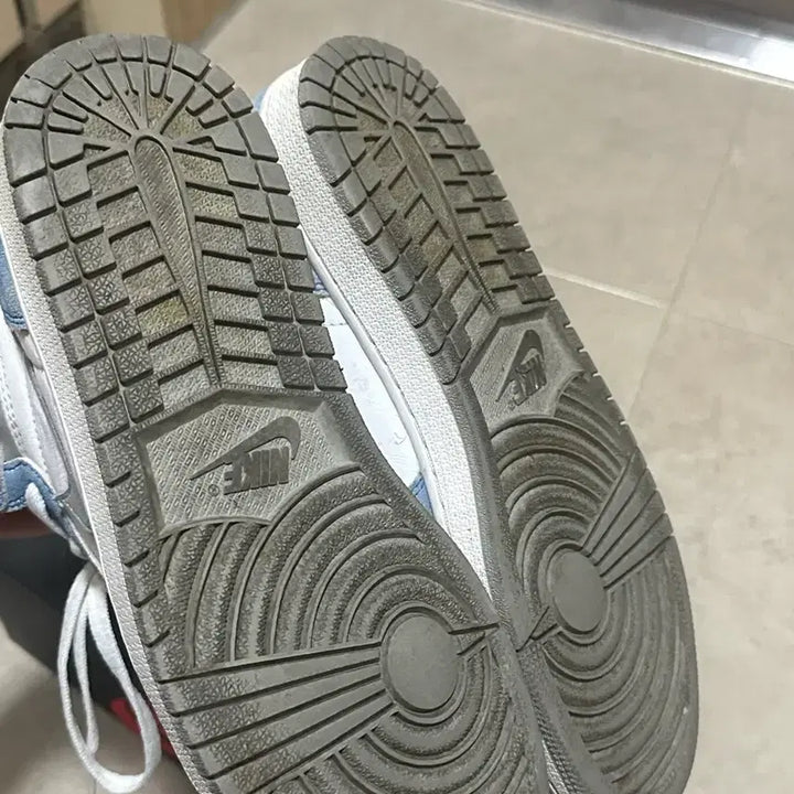 [BUNJANG] Nike Air Jordan 1 High Hyper Royal (Size 270) / 거의새거) 나이키 조던1 하이 하이퍼로얄 270