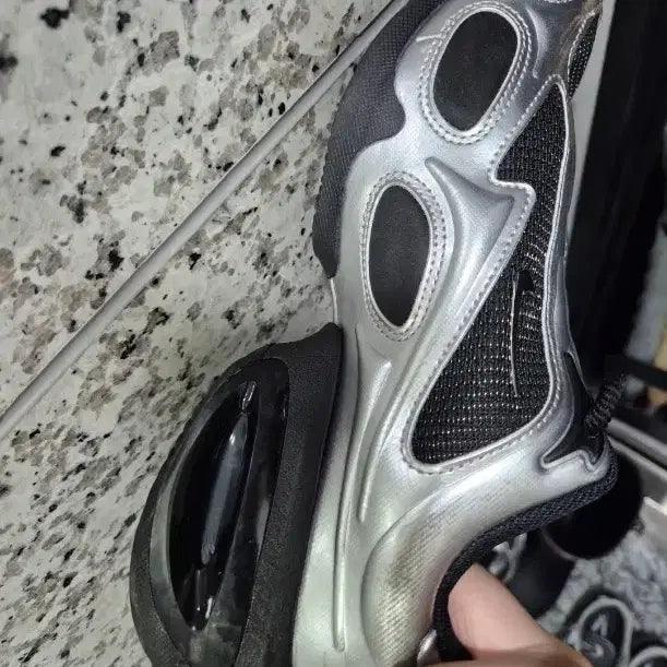 [BUNJANG] Nike Air Max Muse Karina Silver/Black Sneakers / 나이키 에어맥스 뮤즈 카리나 실버/블랙 230