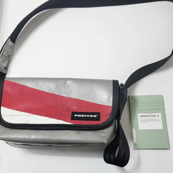 [SOLD OUT] 가격내림) 프라이탁 하와이파이브오 메신저백 실버/레드