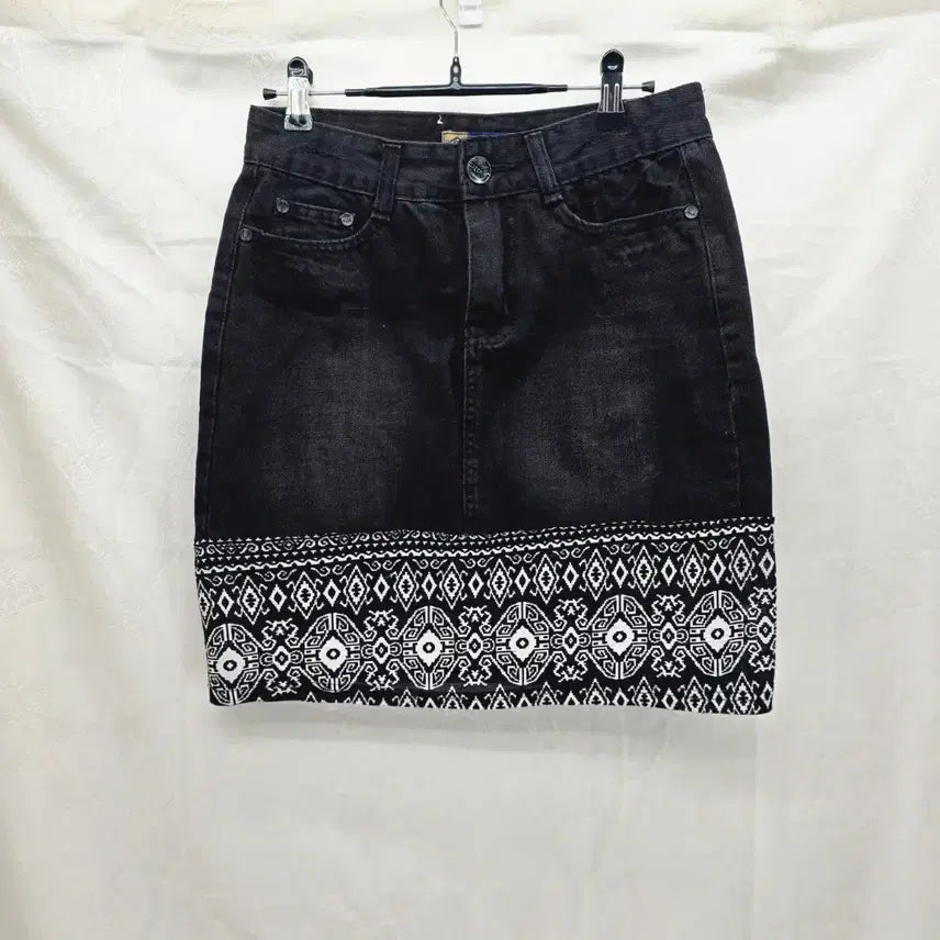 [BUNJANG] Y2K Black Denim Mini Skirt with Pattern / Y2K 블랙 데님 스커트 패턴 장식 [B60146]