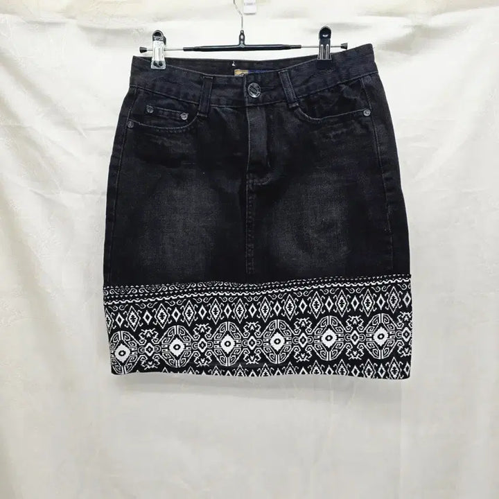 [BUNJANG] Y2K Black Denim Mini Skirt with Pattern / Y2K 블랙 데님 스커트 패턴 장식 [B60146]