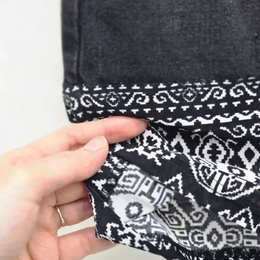 [BUNJANG] Y2K Black Denim Mini Skirt with Pattern / Y2K 블랙 데님 스커트 패턴 장식 [B60146]