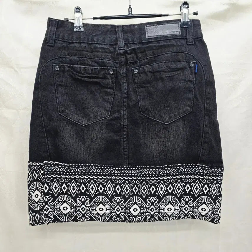 [BUNJANG] Y2K Black Denim Mini Skirt with Pattern / Y2K 블랙 데님 스커트 패턴 장식 [B60146]