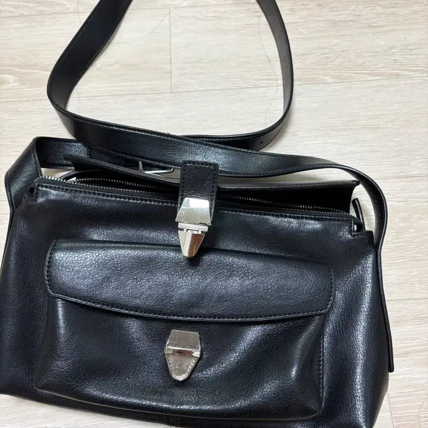 [BUNJANG] Solid Homme 26ss Crossbody Bag / 솔리드옴므 크로스백 26ss 가방 판매