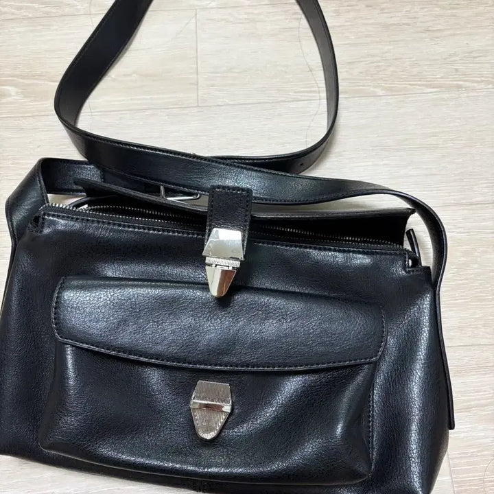 [BUNJANG] Solid Homme 26ss Crossbody Bag / 솔리드옴므 크로스백 26ss 가방 판매