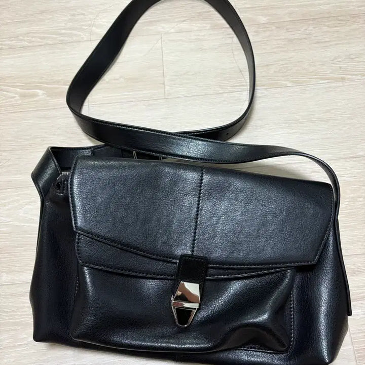 [BUNJANG] Solid Homme 26ss Crossbody Bag / 솔리드옴므 크로스백 26ss 가방 판매