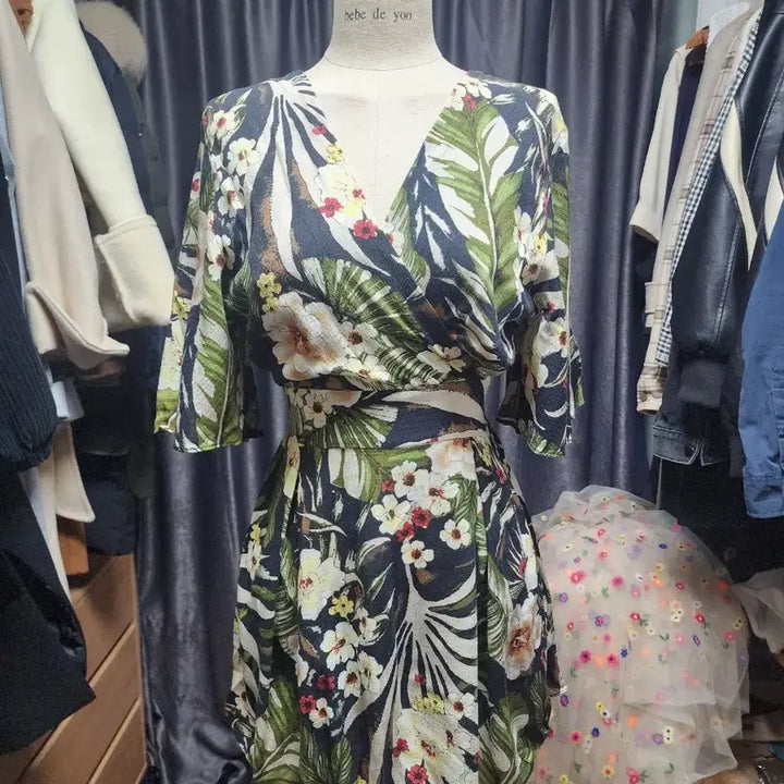 [BUNJANG] Floral Print Wrap Jumpsuit / 옷장정리 !  플라워 패턴 랩 점프수트 팔아요 !