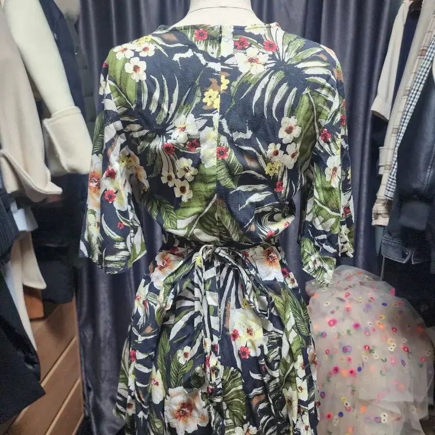 [BUNJANG] Floral Print Wrap Jumpsuit / 옷장정리 !  플라워 패턴 랩 점프수트 팔아요 !