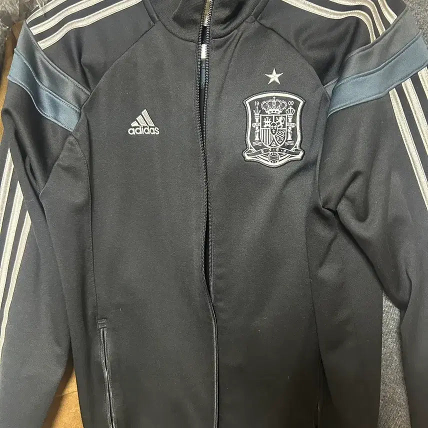 [BUNJANG] Adidas Spain National Team Limited Edition Jersey / 아디다스 스페인 국장 한정판 져지