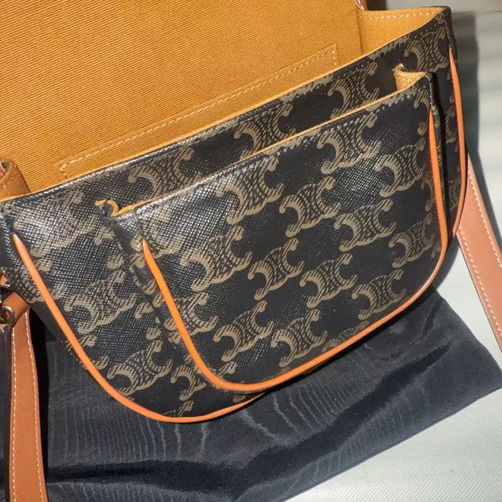 [BUNJANG] Celine Triomphe Medium Folco Bag Tan / 셀린느 트리옹프 캔버스 & 카프스킨 미디움 폴코백 탄