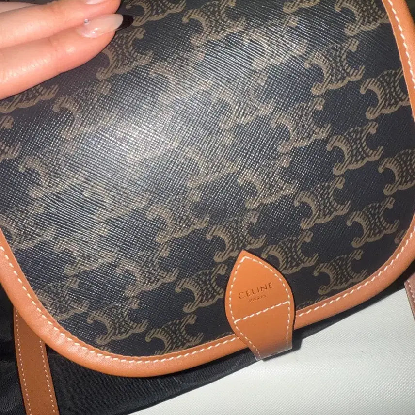 [BUNJANG] Celine Triomphe Medium Folco Bag Tan / 셀린느 트리옹프 캔버스 & 카프스킨 미디움 폴코백 탄