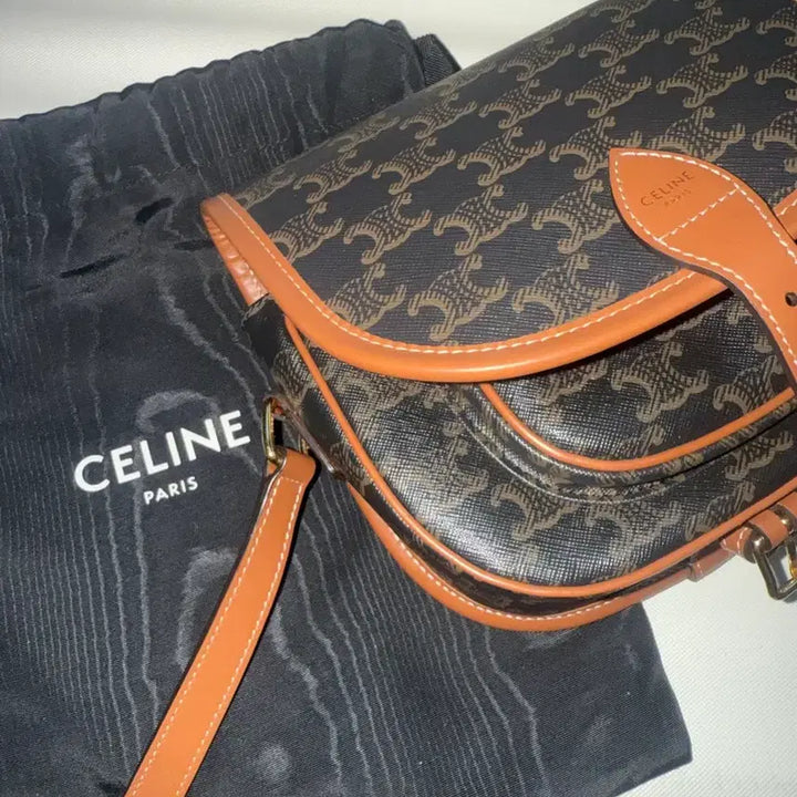 [BUNJANG] Celine Triomphe Medium Folco Bag Tan / 셀린느 트리옹프 캔버스 & 카프스킨 미디움 폴코백 탄