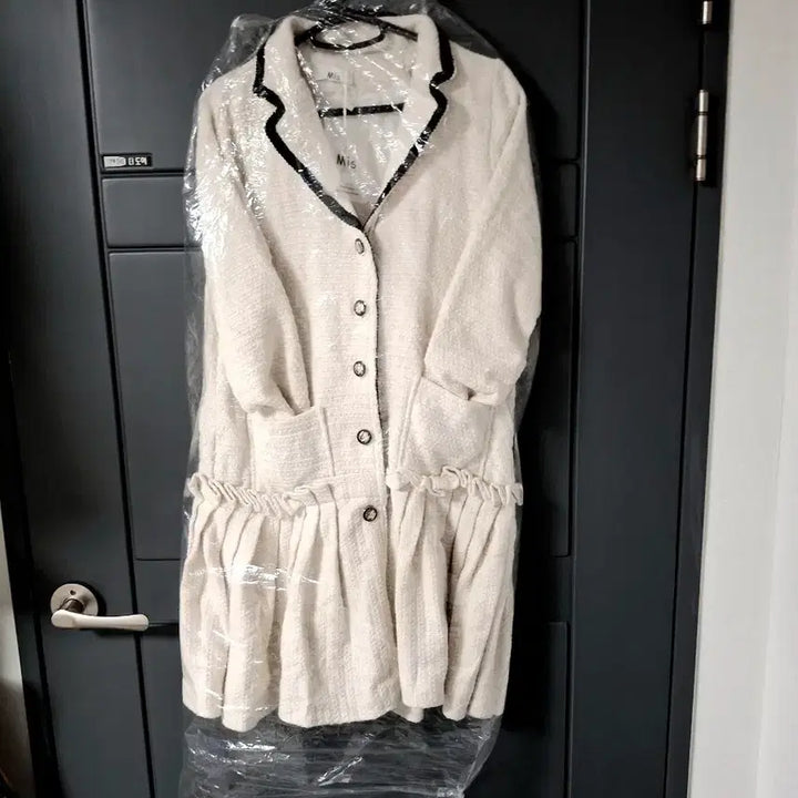 [SOLD OUT] 텍달린새제품!Mis 크림색 트위드 코트원피스