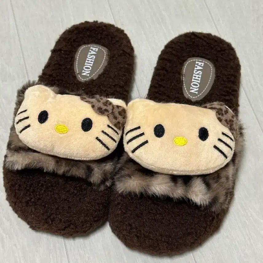 [BUNJANG] Hello Kitty Leopard Print & Brown Slippers / 헬로키티 털 실내화 호피&브라운