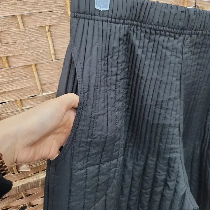 [BUNJANG] Black Quilted Pants, Pleats / [새상품-마지막 1장씩] 검정 누빔 바지, 플리츠