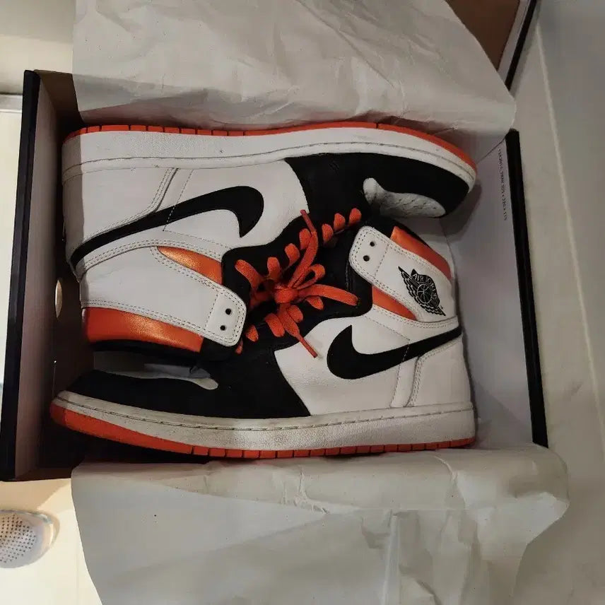 [BUNJANG] Nike Air Jordan 1 High Black/Orange Sneakers / 나이키 에어 조던 1 하이 블랙/오렌지 275